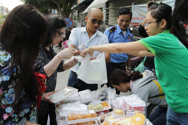 Vụ cháy kinh hoàng ở chung cư Carina: Người dân ấm lòng nhận thức ăn, quần áo miễn phí
